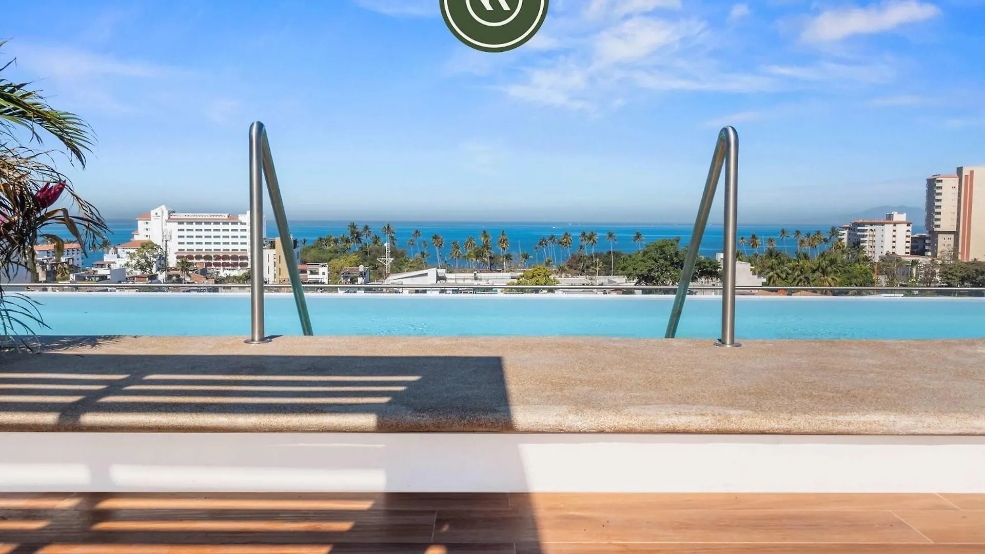 Boho 2 Bedroom Condo - Dowtown - Rooftop Pool - Jacuzzi Puerto Vallarta Mexiko